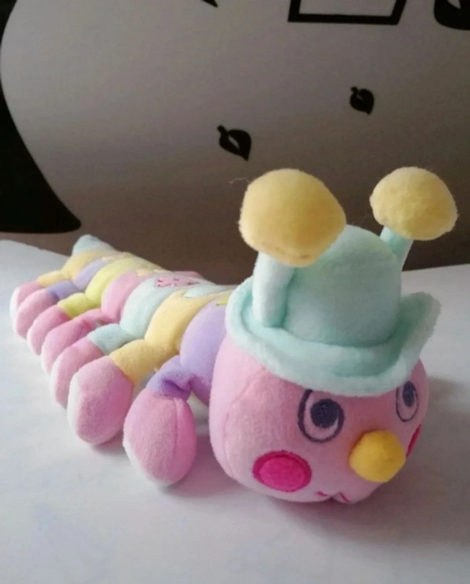 Peluche mille pattes multicolore et sonore 45 cm